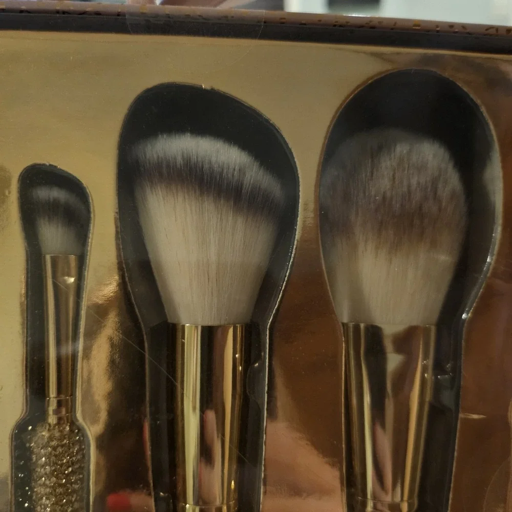 Vince Camuto Rose Gold Sparkly 5 Piece Makeup Brush Set. New. Good Size Handles